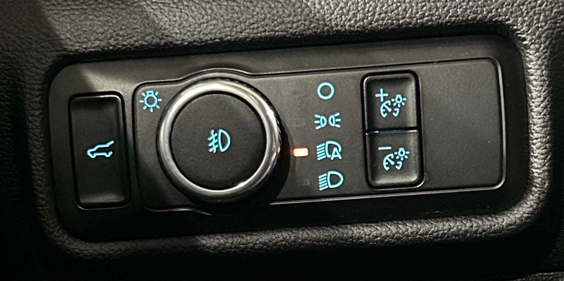 Used 2023 Ford Explorer XLT w/ Equipment Group 202A AWD/4WD image 76