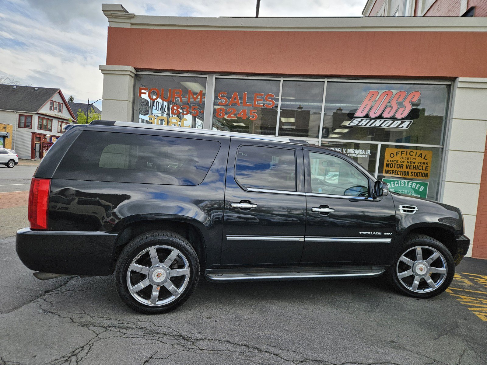 Used 2013 Cadillac Escalade ESV Luxury AWD/4WD image 5