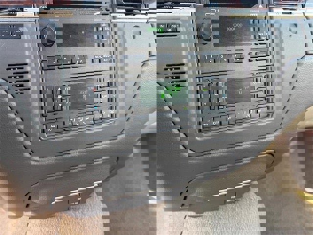 Used 2007 Lincoln Town Car Signature Limited image 24