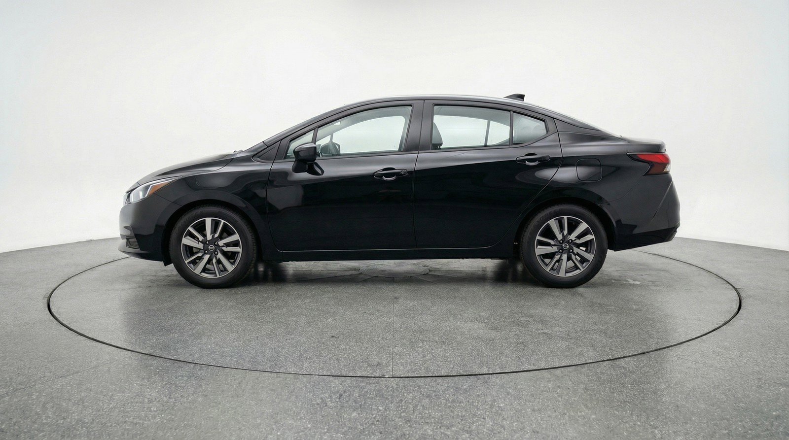 Used 2025 Nissan Versa SV image 5