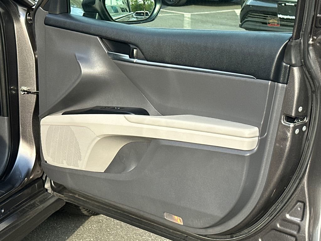 Used 2018 Toyota Camry SE w/ Moonroof Package FWD image 11