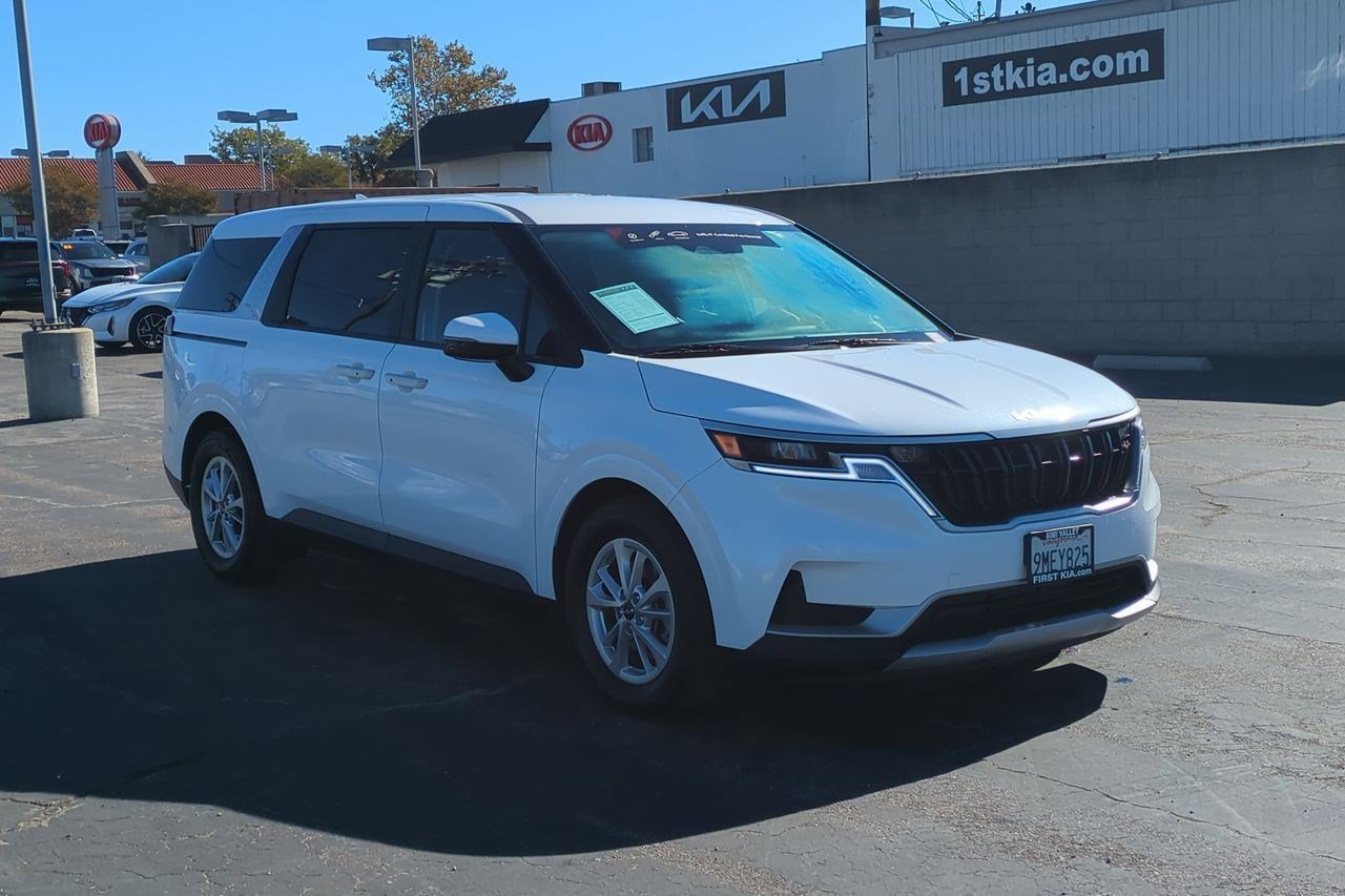 Certified 2024 Kia Carnival LX image 3