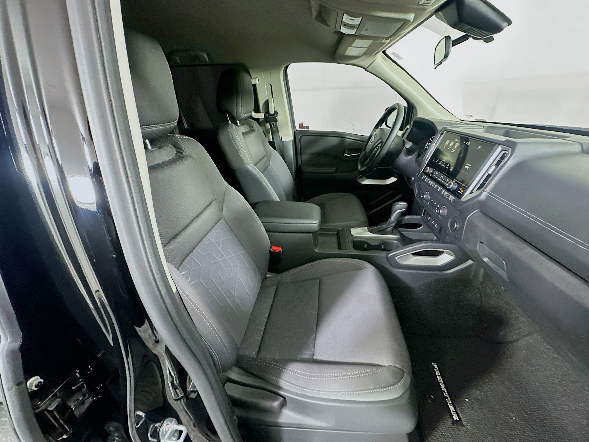 Used 2025 Nissan Frontier SV image 29