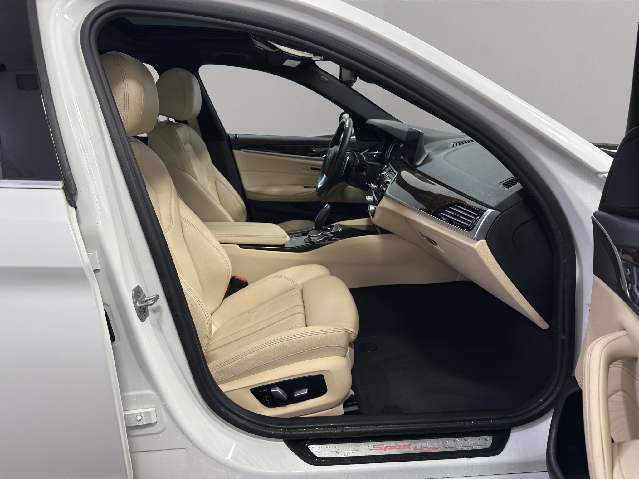 Used 2017 BMW 540i xDrive image 18