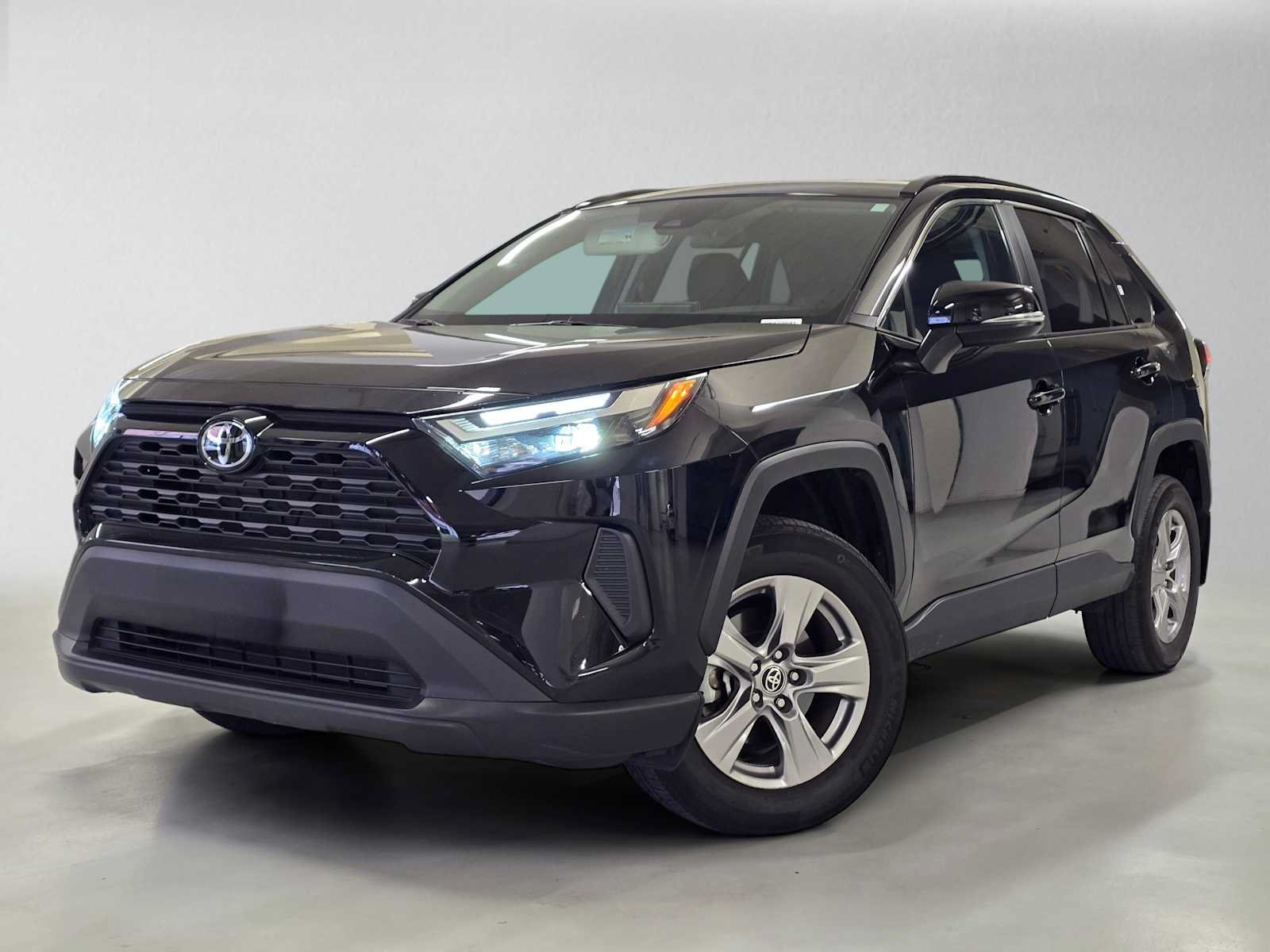 Used 2025 Toyota RAV4 XLE AWD/4WD image 1