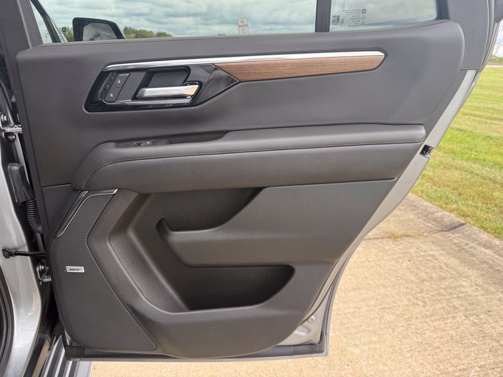 Used 2025 Chevrolet Tahoe High Country AWD/4WD image 18