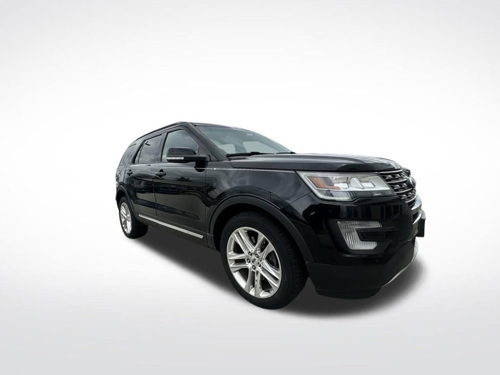 Used 2016 Ford Explorer XLT w/ Equipment Group 202A image 3