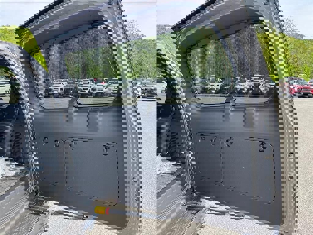 Used 2023 Lexus GX 460 Premium w/ Accessory Package AWD/4WD image 15