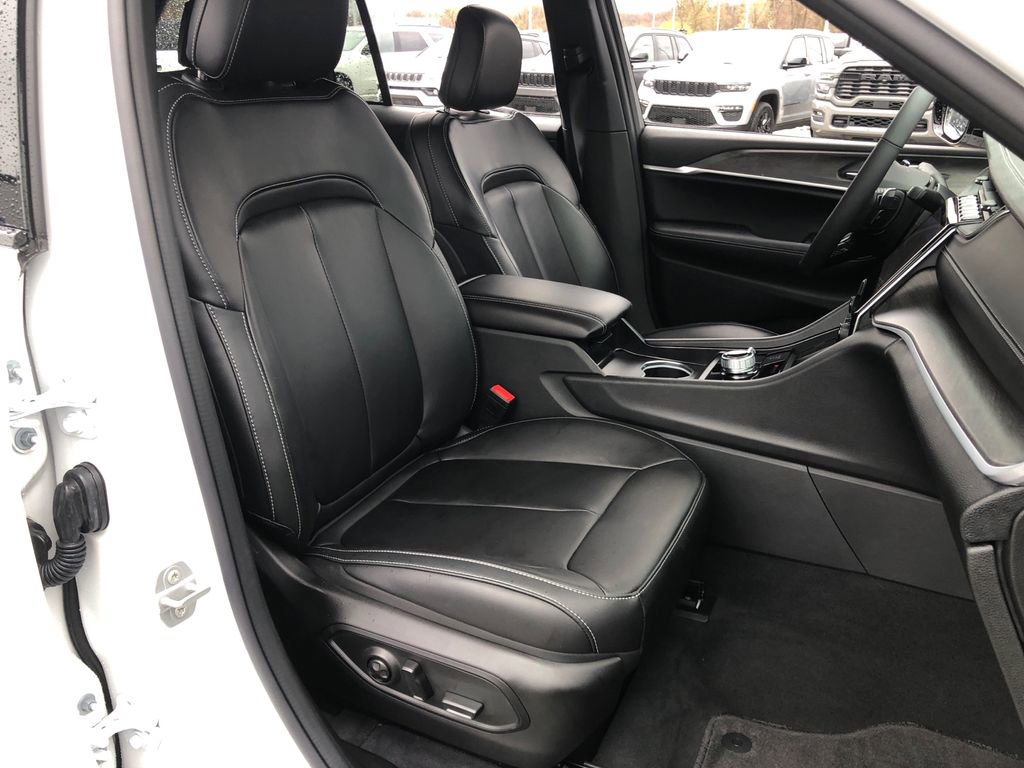 Used 2025 Jeep Grand Cherokee Limited image 23