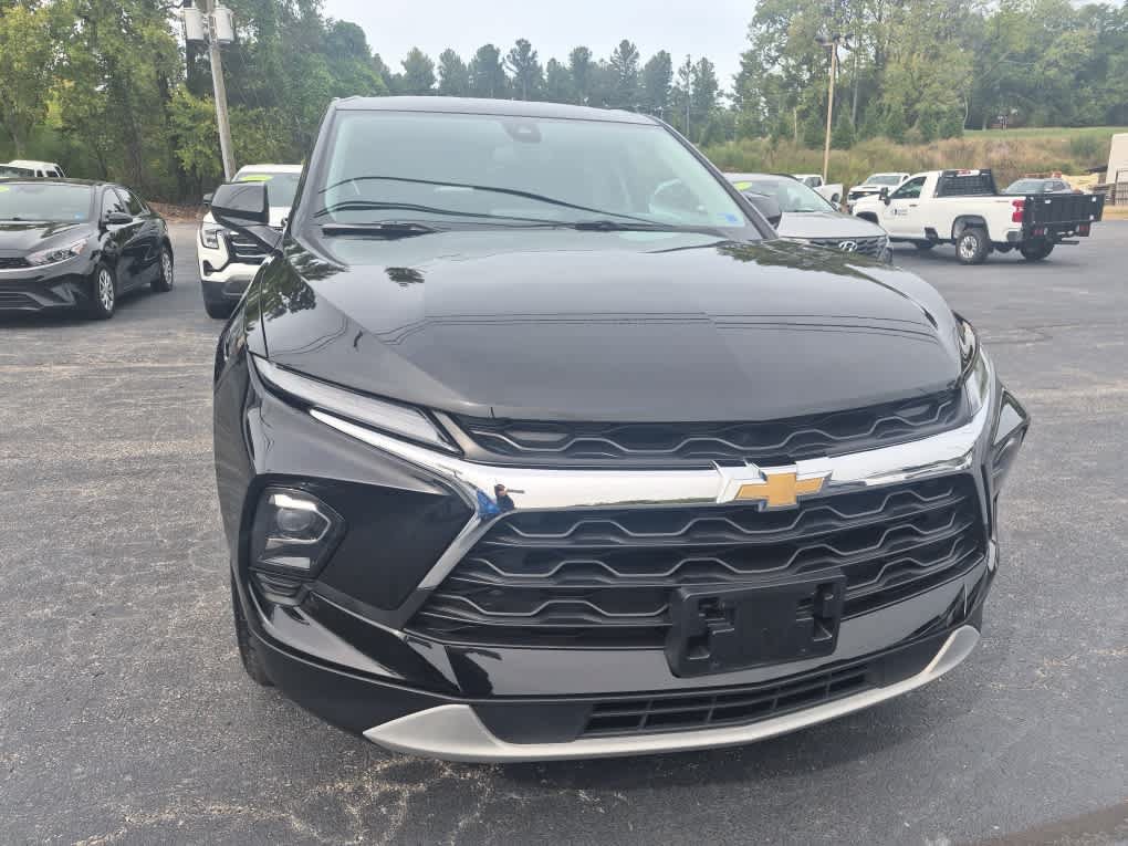 Used 2025 Chevrolet Blazer LT FWD image 2