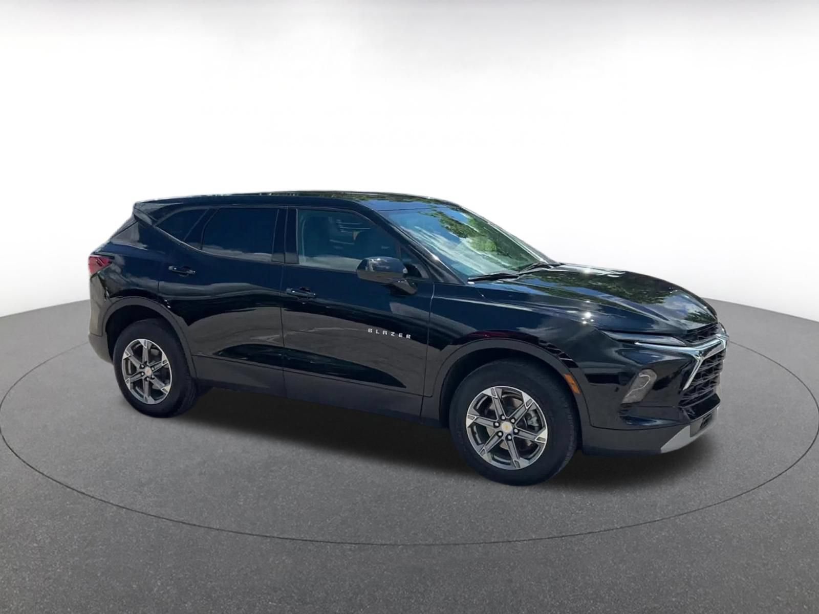 Used 2025 Chevrolet Blazer LT FWD image 2