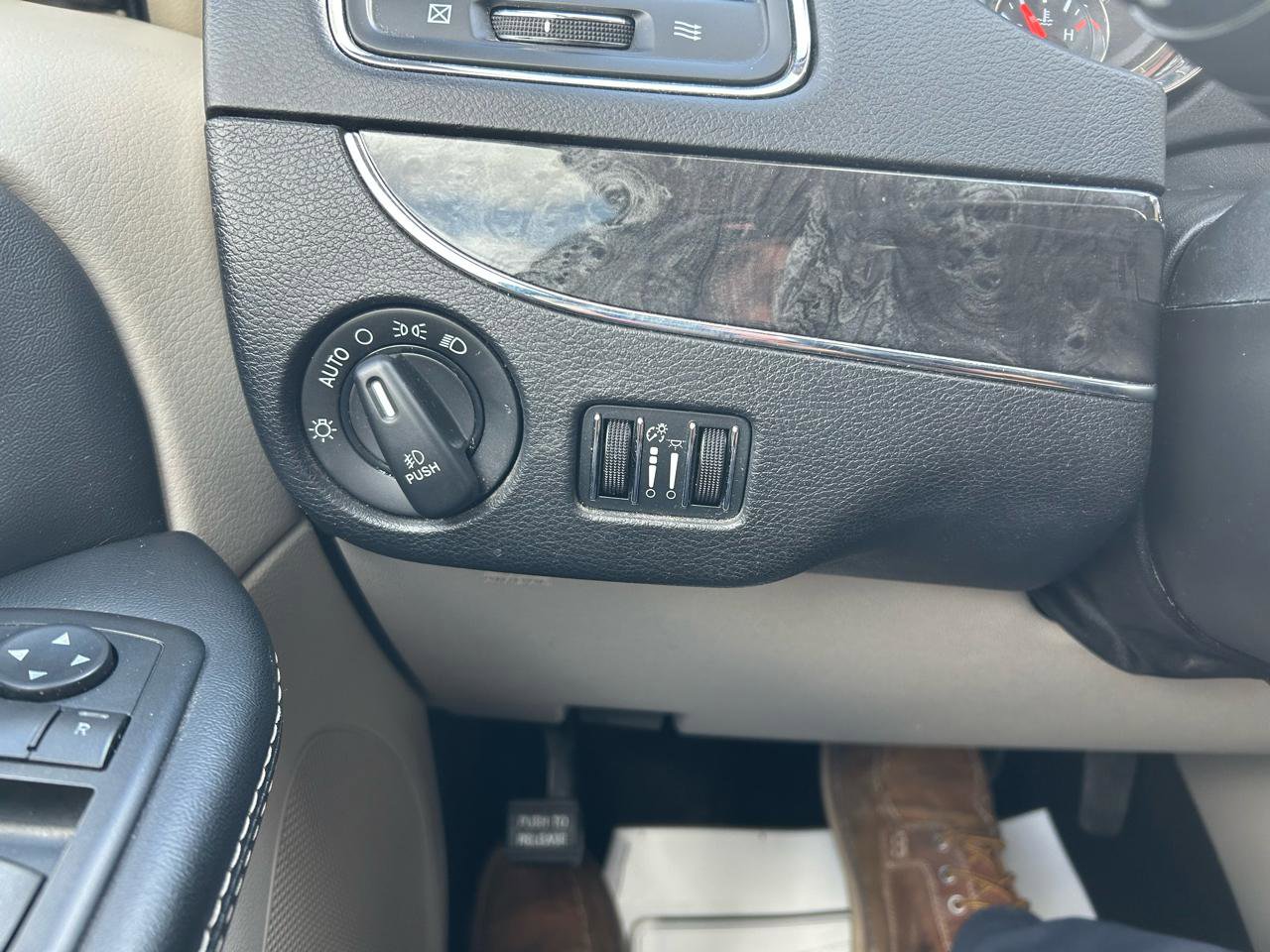 Used 2015 Chrysler Town & Country Touring-L w/ Driver Convenience Group image 25