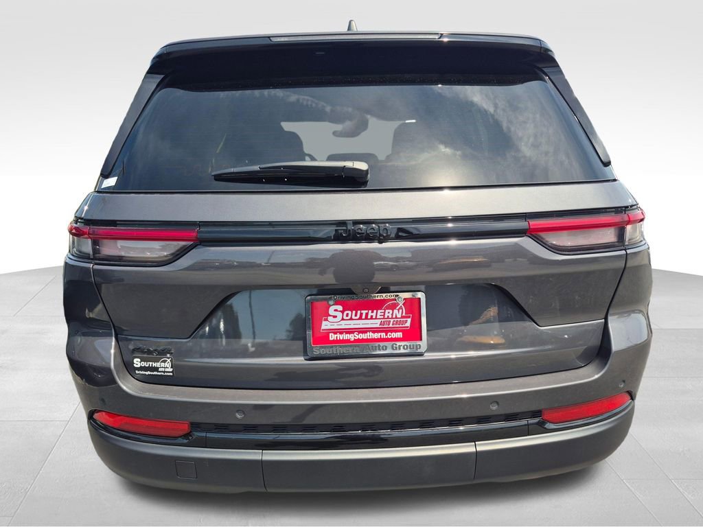 Used 2025 Jeep Grand Cherokee Altitude AWD/4WD image 5