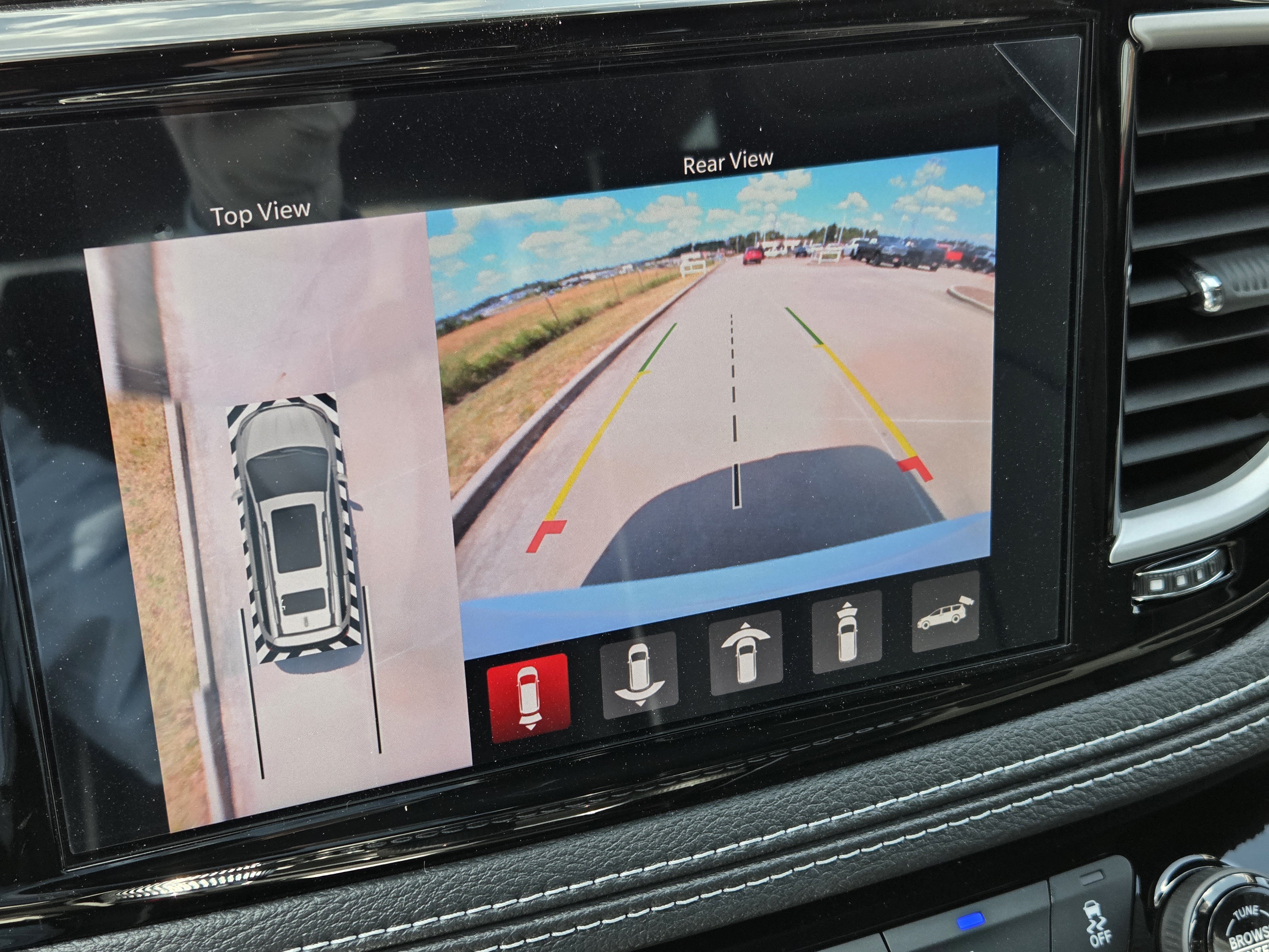 New 2027 Chrysler Pacifica Limited w/ Trailer Tow Group FWD image 15