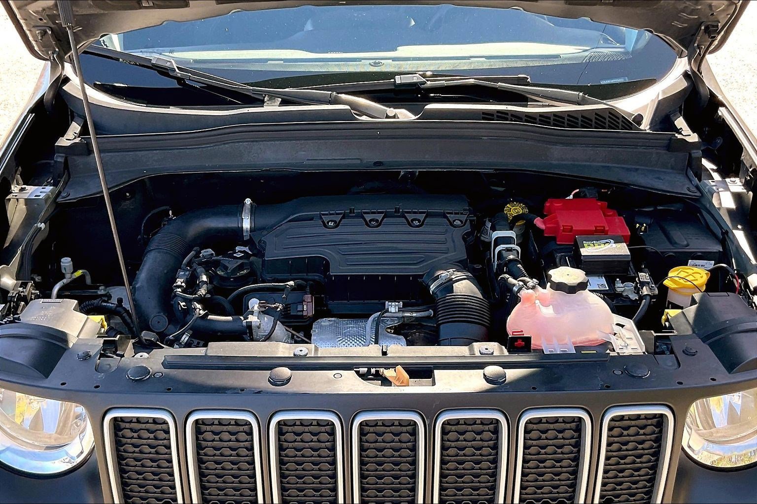 Used 2023 Jeep Renegade Latitude w/ Premium Group AWD/4WD image 9
