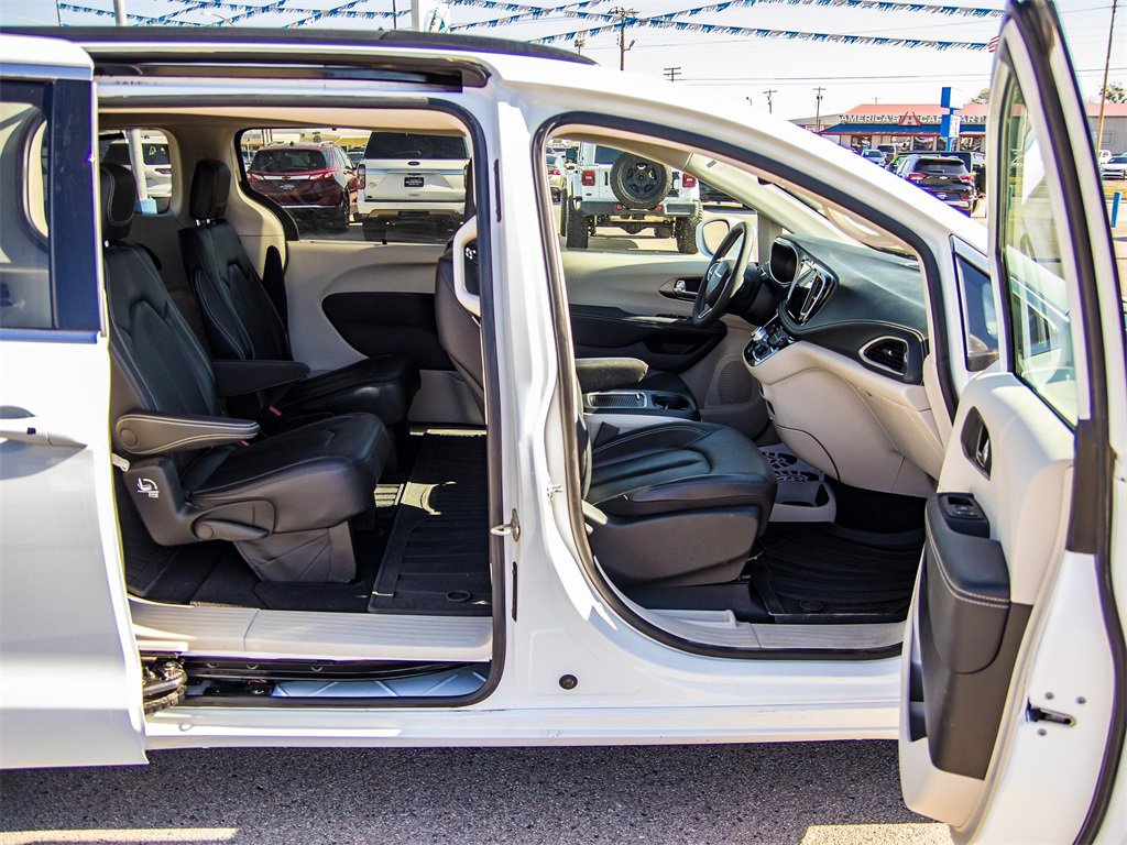Used 2022 Chrysler Pacifica Touring-L image 14