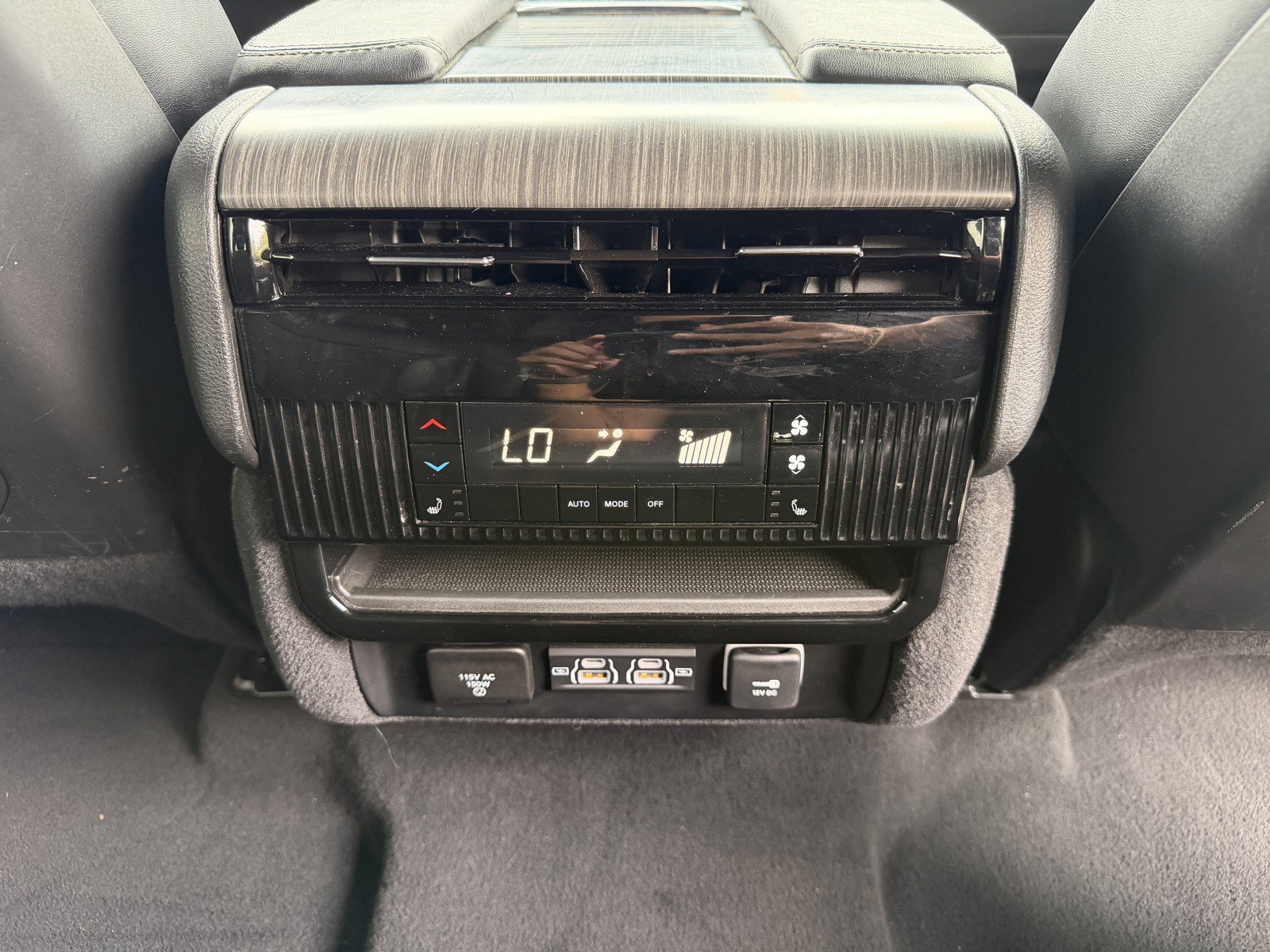Used 2024 Jeep Wagoneer L Series III w/ Flexible Seating Group AWD/4WD image 16