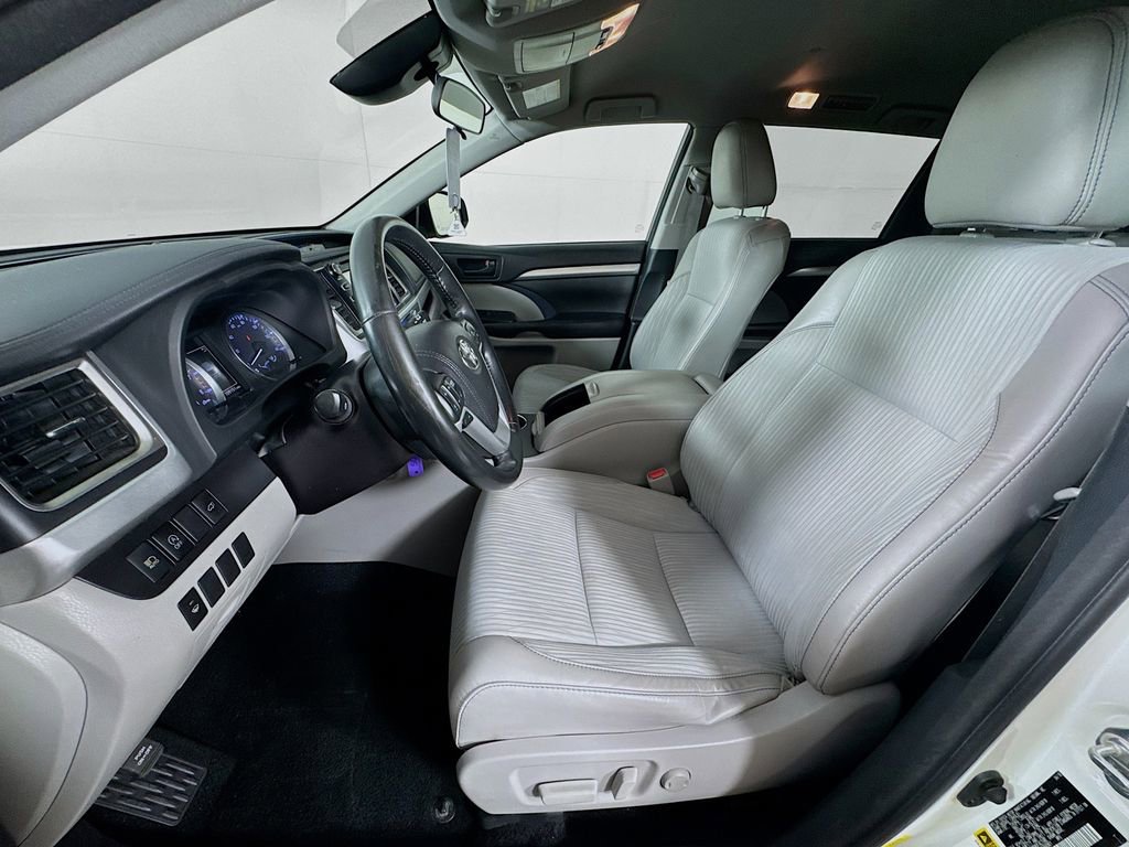 Used 2018 Toyota Highlander Plus FWD image 24