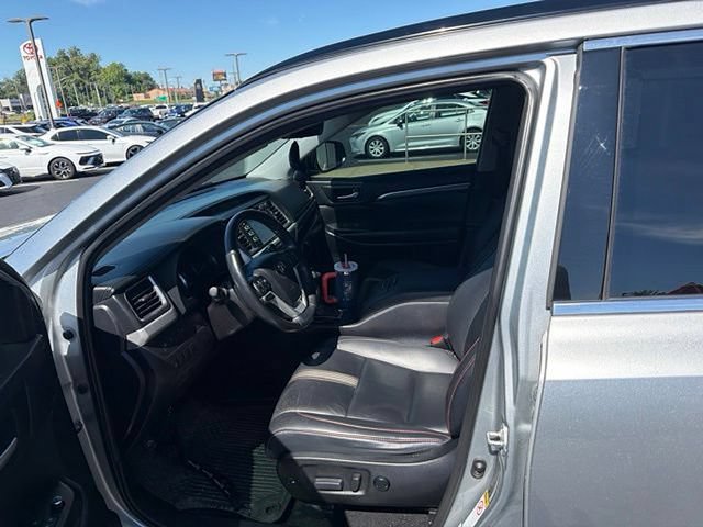 Used 2019 Toyota Highlander SE AWD/4WD image 6