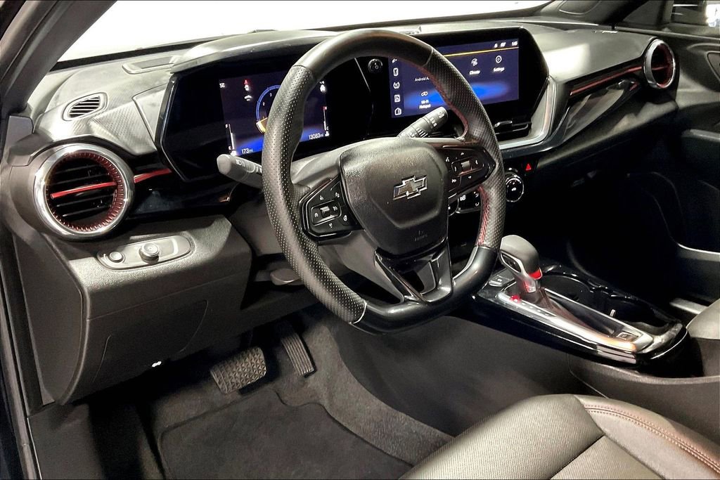 Used 2025 Chevrolet Trax RS w/ Sunroof Package image 16