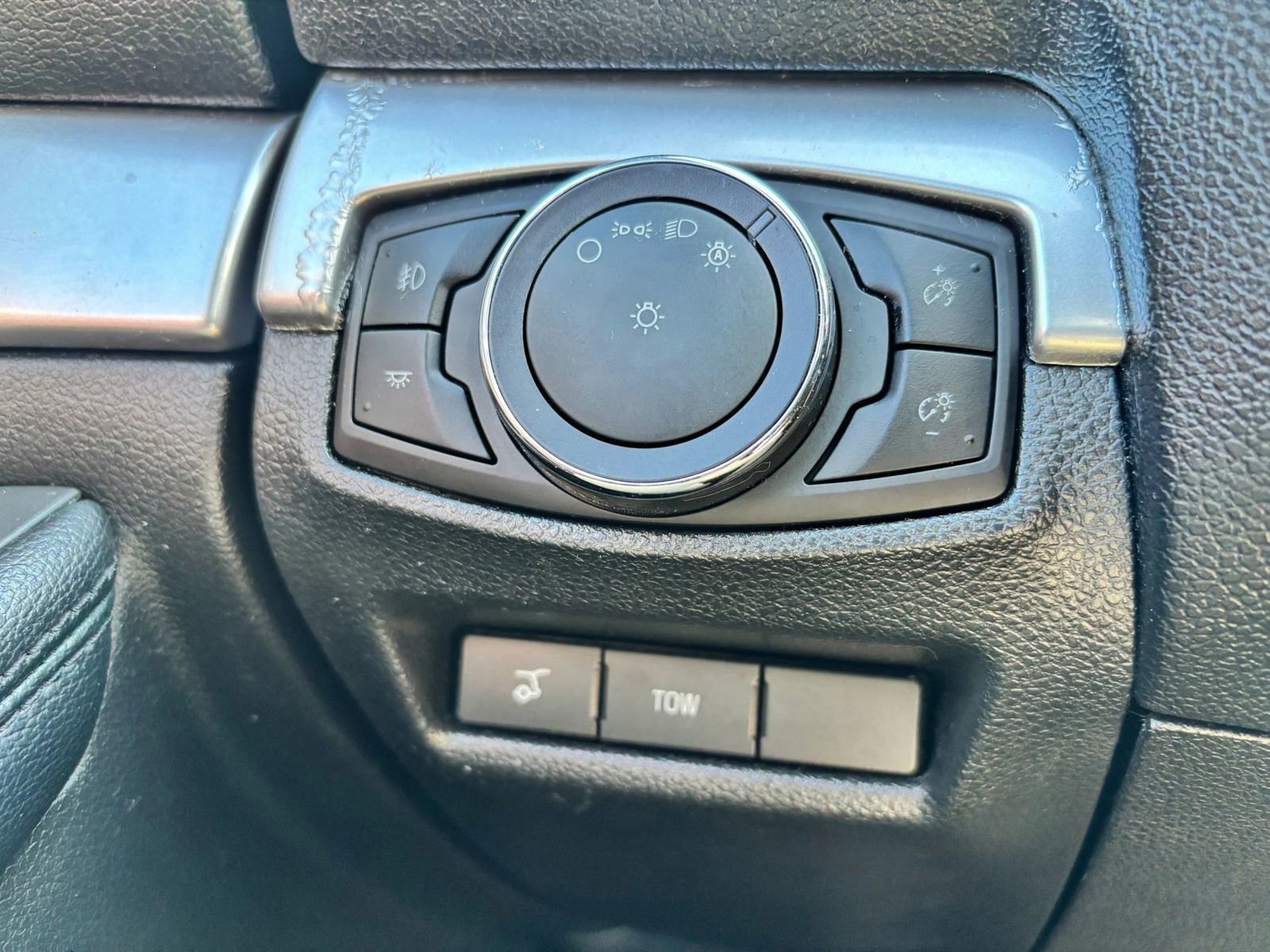 Used 2017 Ford Explorer XLT w/ Equipment Group 202A AWD/4WD image 24