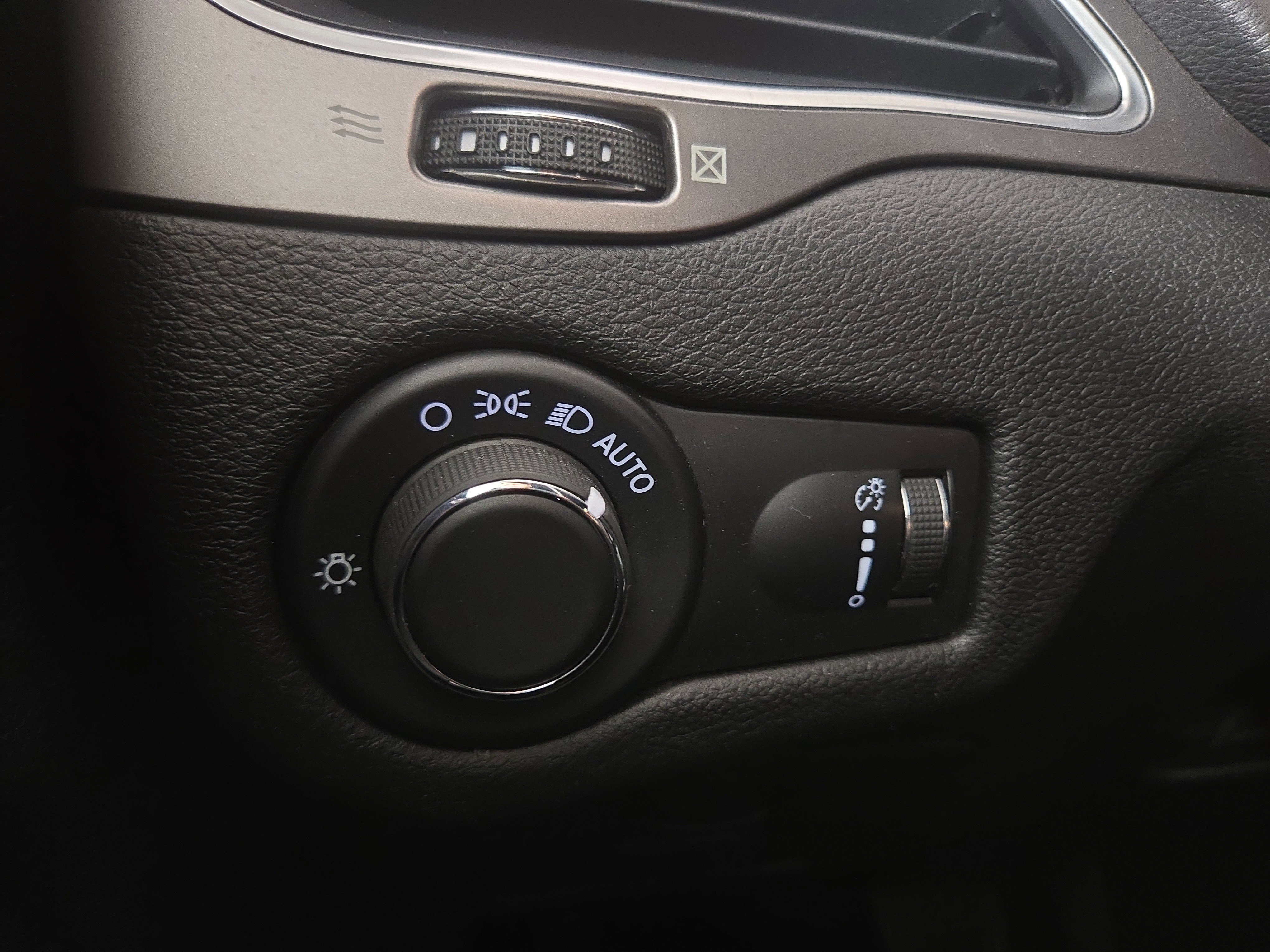 Used 2021 Jeep Cherokee Latitude AWD/4WD image 25