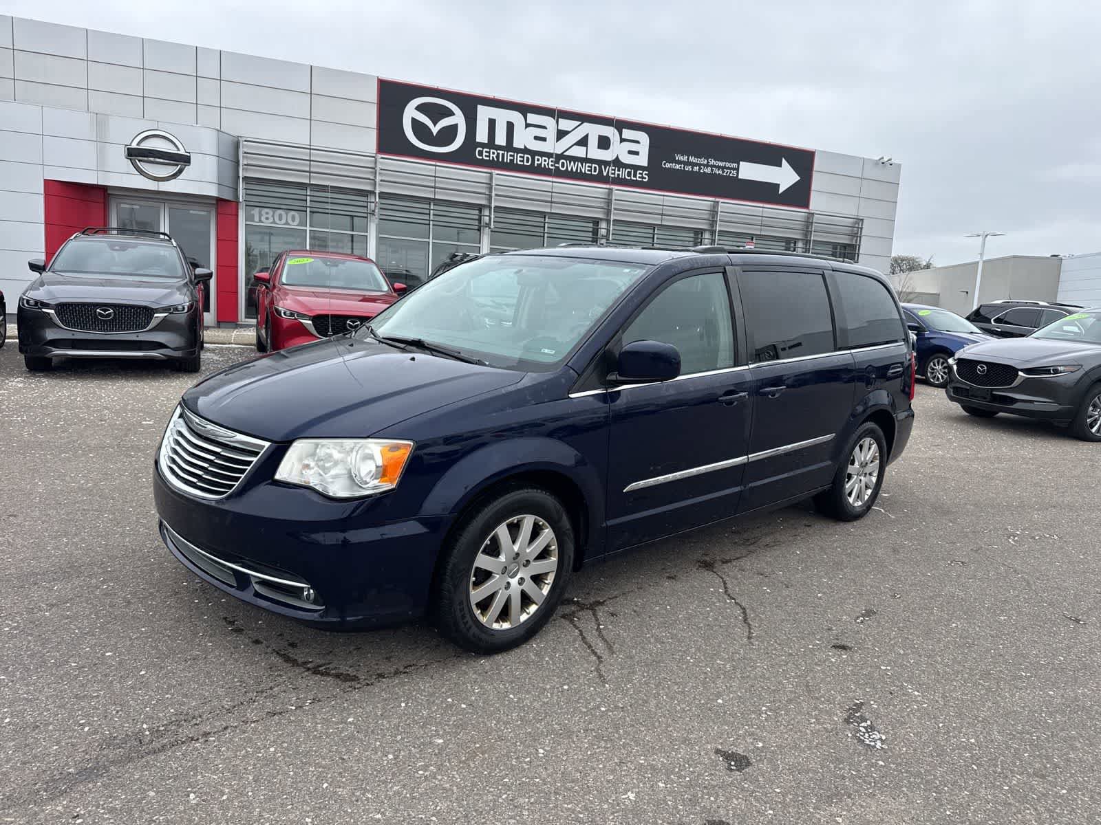 Used 2014 Chrysler Town & Country Touring FWD image 1