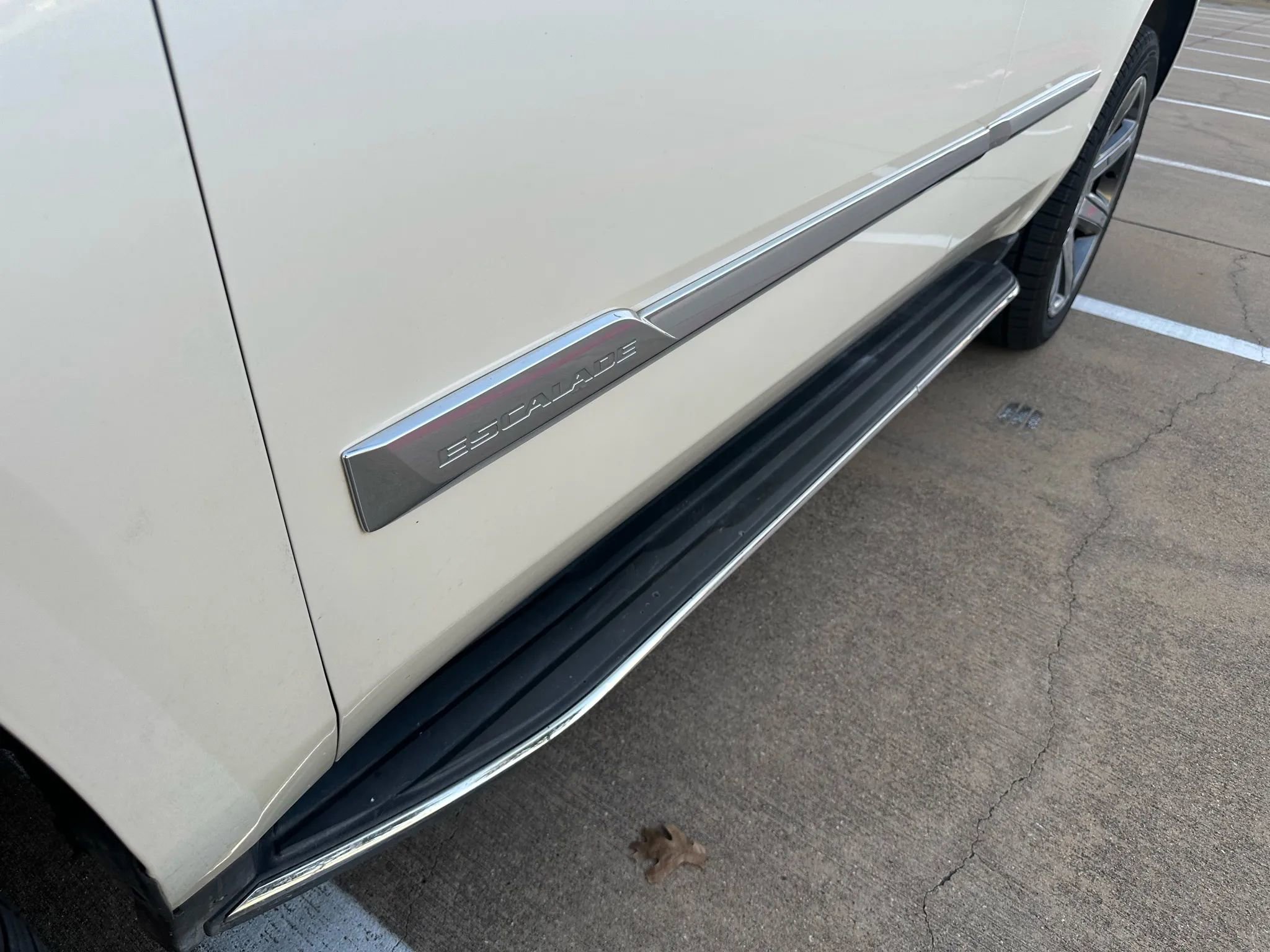 Used 2015 Cadillac Escalade Luxury AWD/4WD image 4