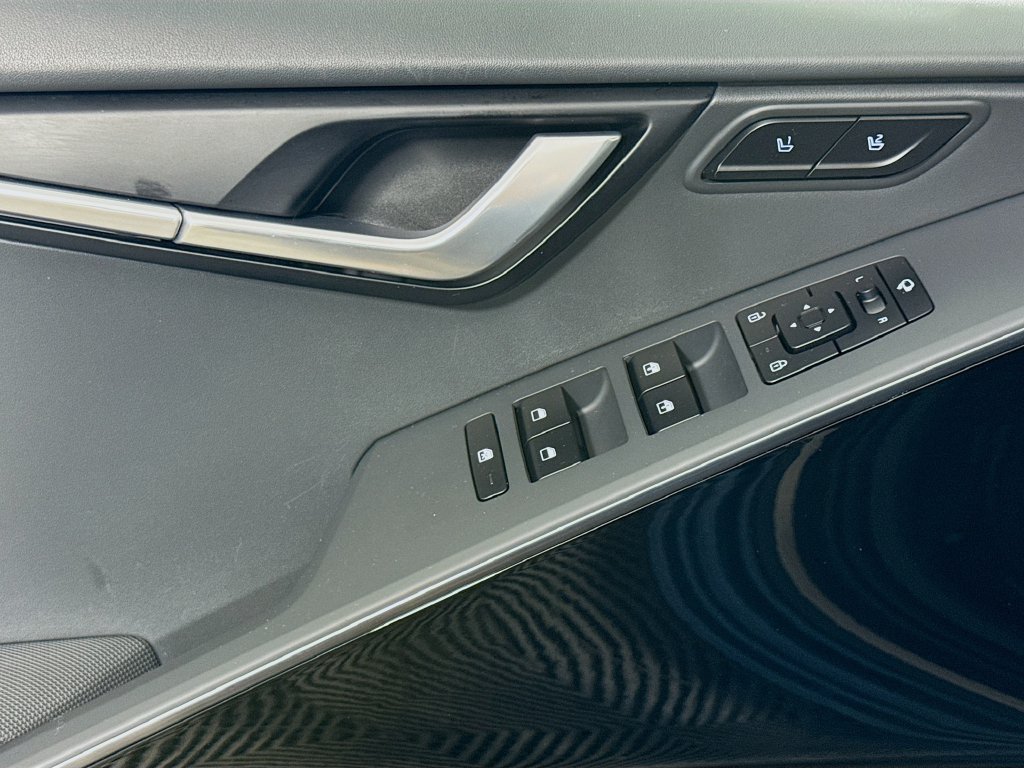 Used 2023 Kia Niro SX Touring FWD image 14