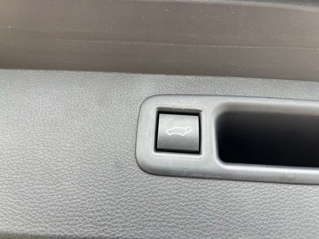 Used 2025 Toyota Highlander XLE FWD image 16