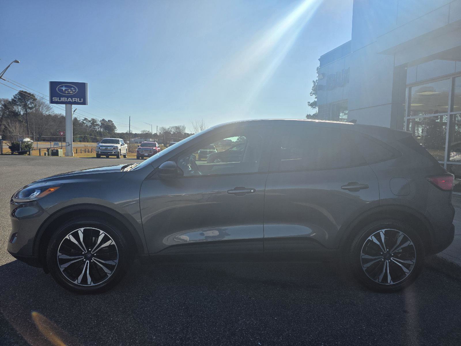 Used 2022 Ford Escape SE w/ SE Sport Appearance Package image 9