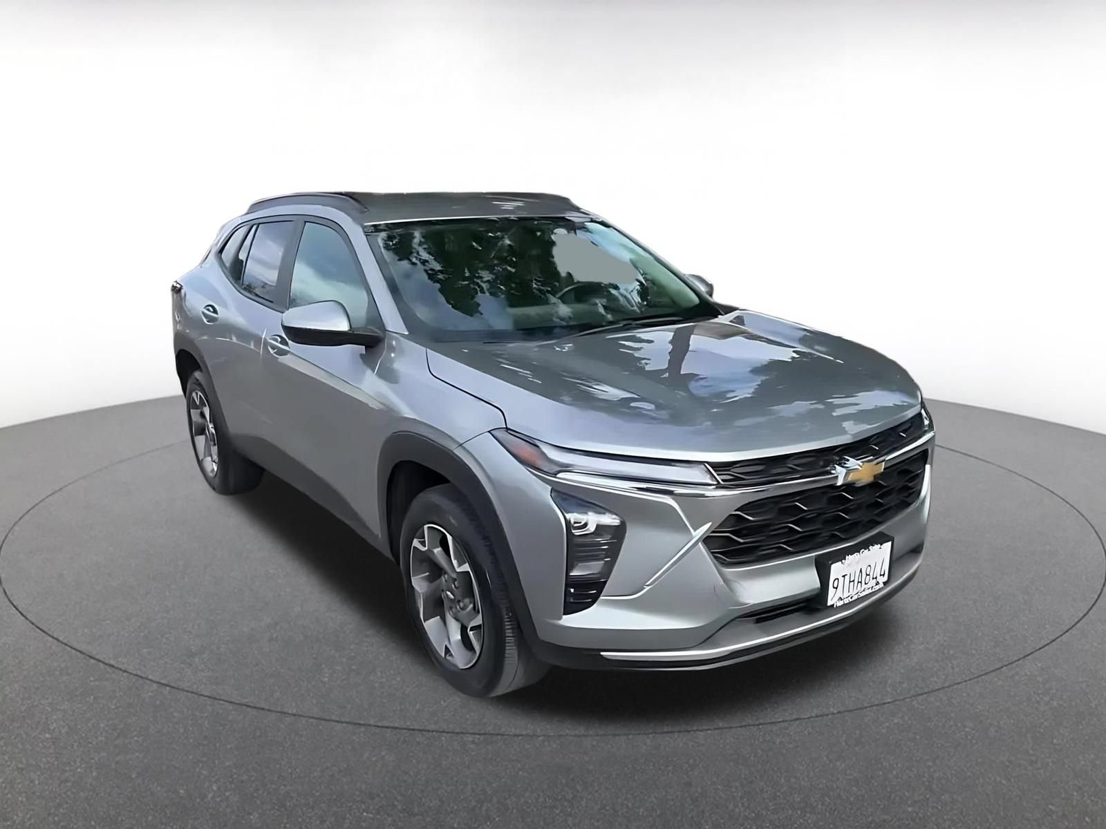 Used 2025 Chevrolet Trax LT w/ LT Convenience Package FWD image 3