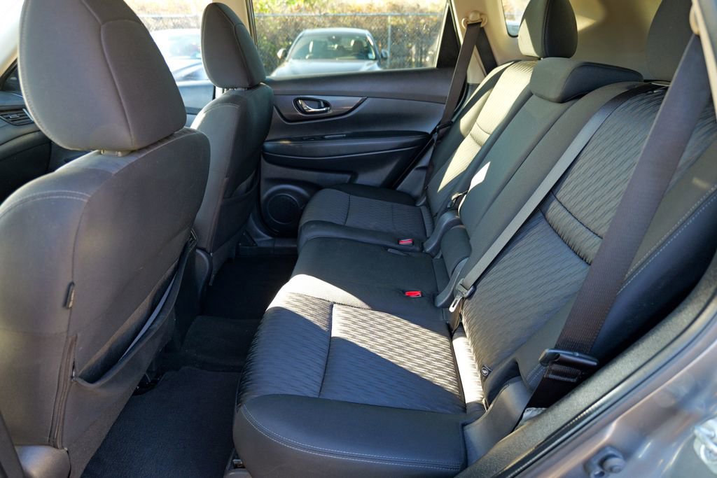 Used 2020 Nissan Rogue SV image 25