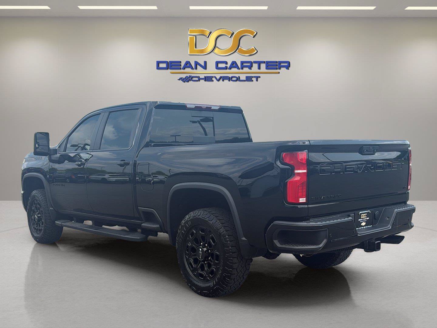 Used 2024 Chevrolet Silverado 2500 LT w/ Midnight Edition AWD/4WD image 3