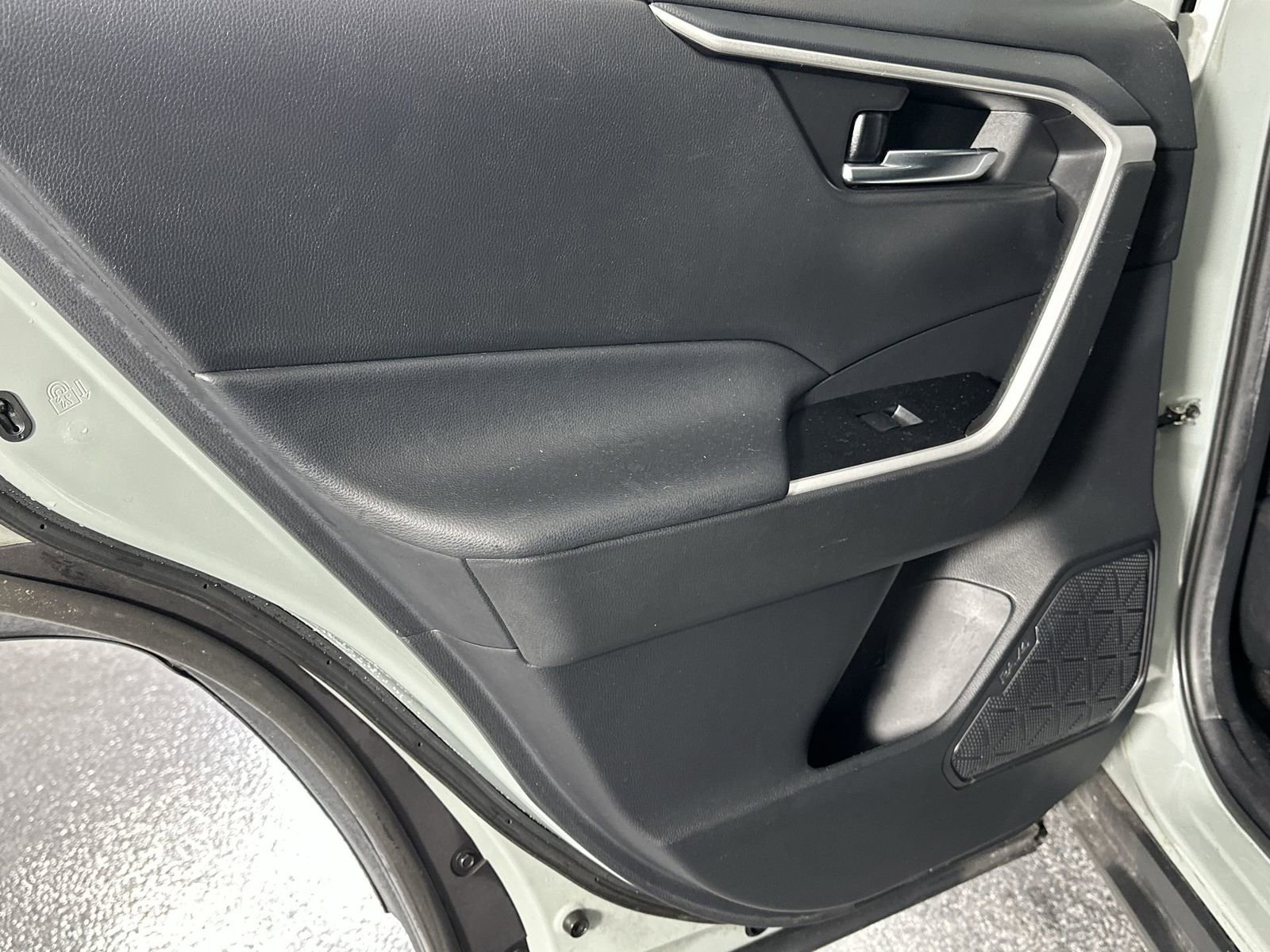 Used 2020 Toyota RAV4 XLE image 40