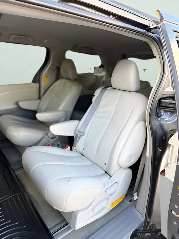 Used 2014 Toyota Sienna XLE image 16