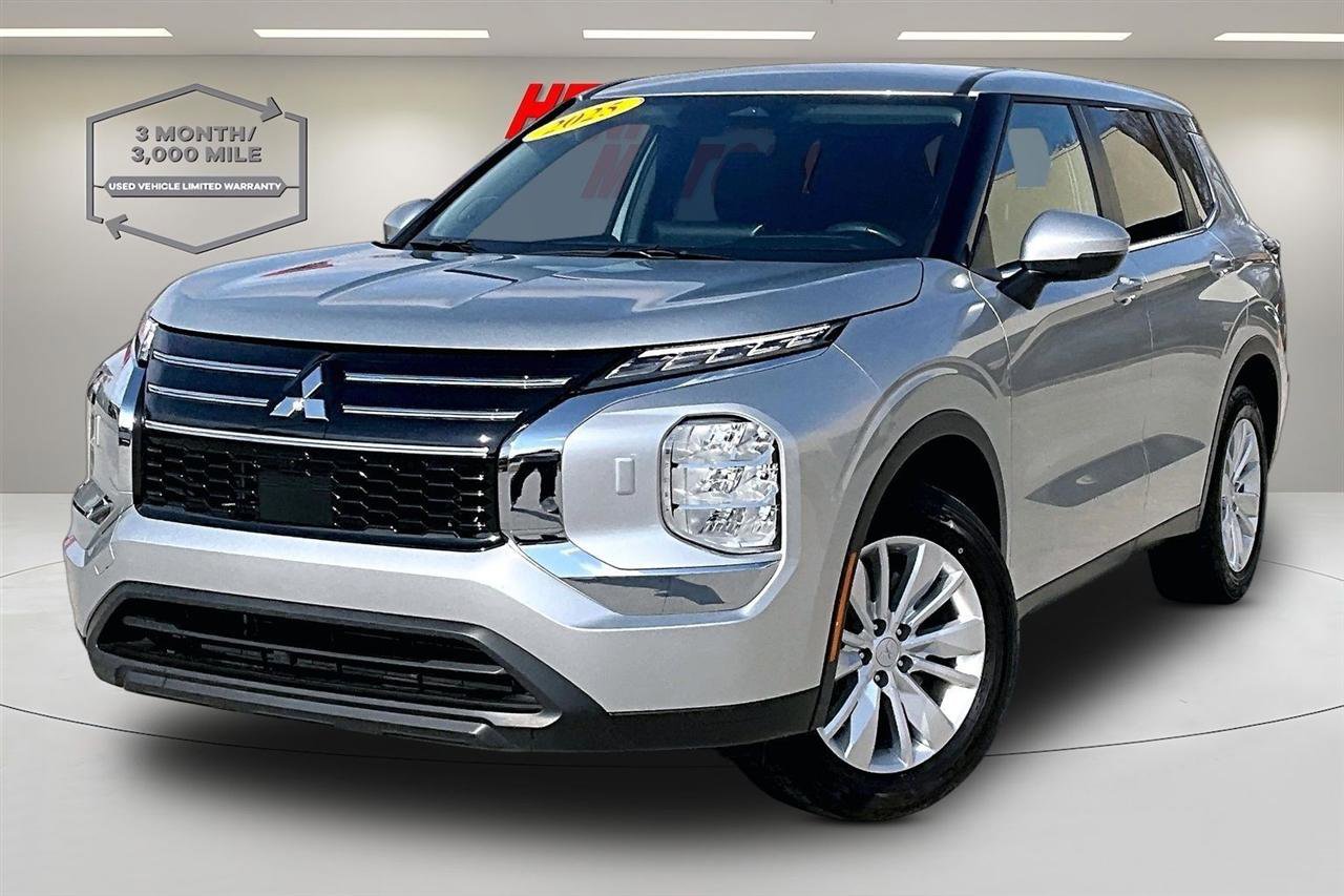 Used 2025 Mitsubishi Outlander ES image 3
