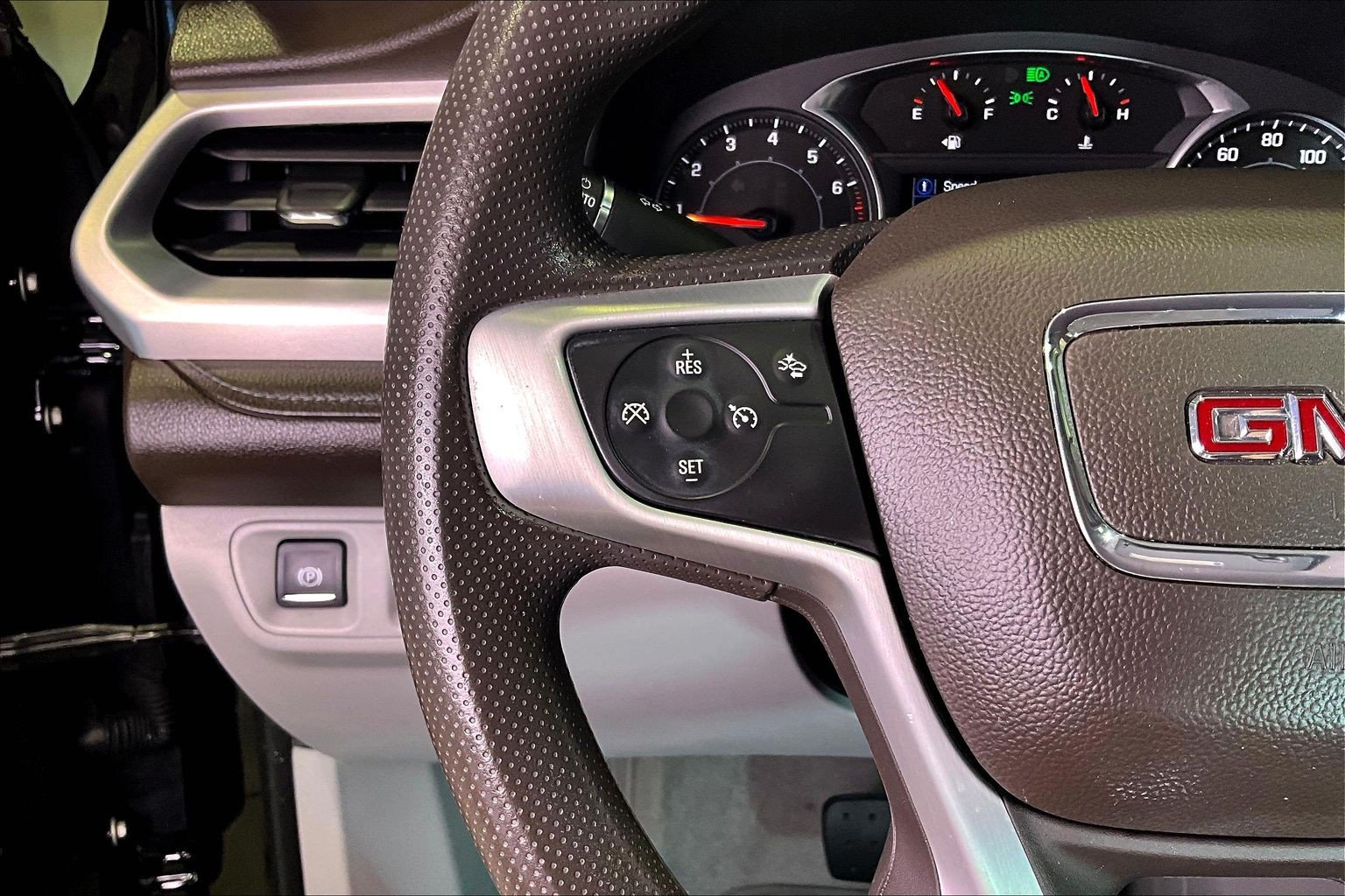 Used 2022 GMC Acadia SLE AWD/4WD image 12