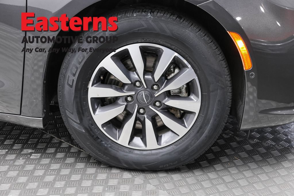 Used 2022 Chrysler Pacifica Touring-L w/ Uconnect Theater Family Group FWD image 32