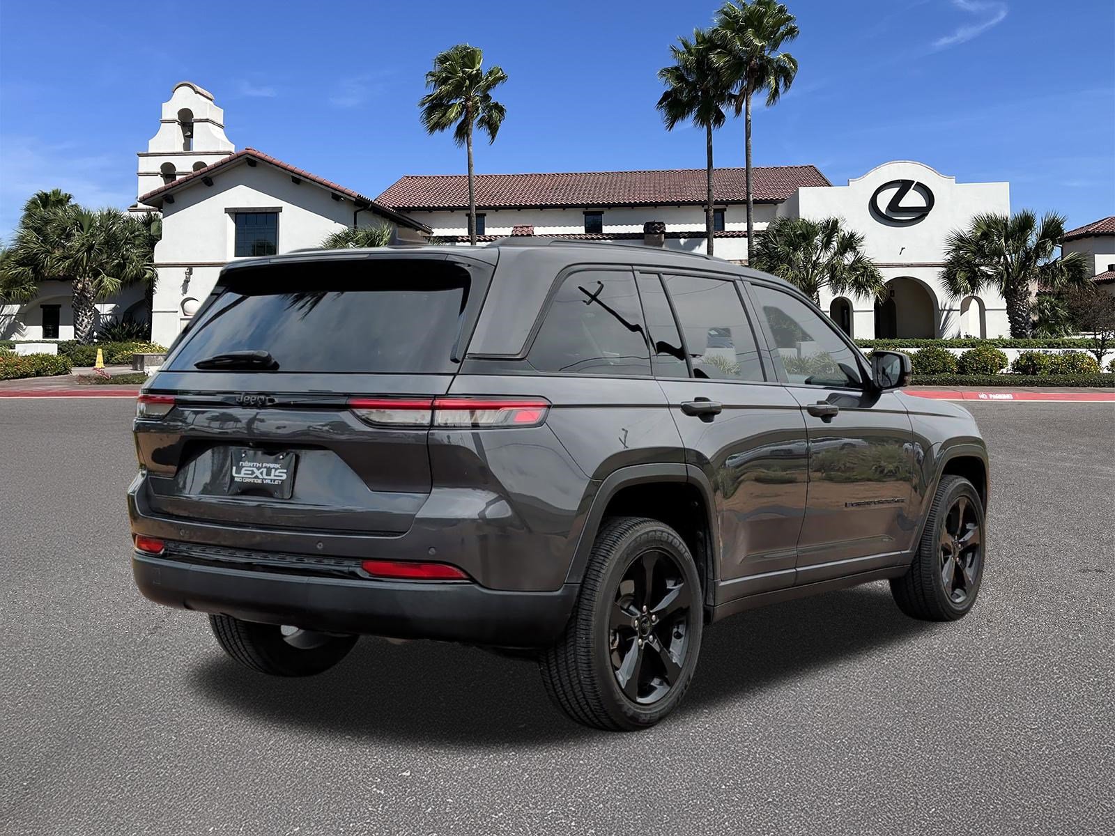 Used 2023 Jeep Grand Cherokee Altitude RWD image 2