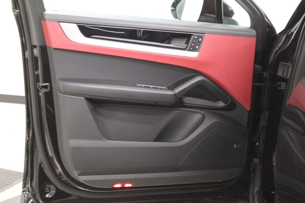 Certified 2025 Porsche Cayenne Coupe image 17