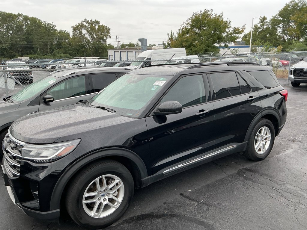 Used 2025 Ford Explorer Active w/ Active Comfort Package RWD image 3