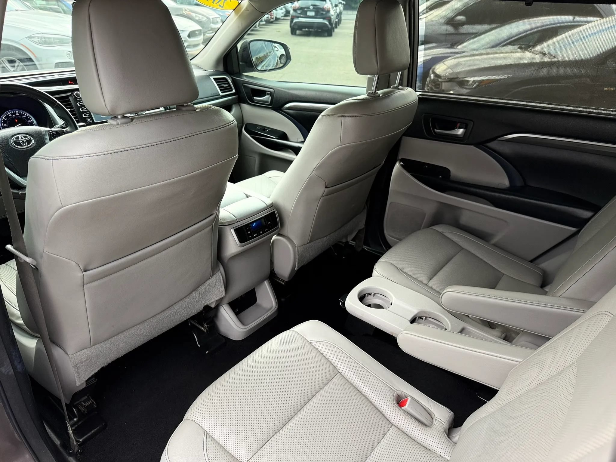 Used 2018 Toyota Highlander Limited w/ Carpet Mat Package (TMS) AWD/4WD image 15