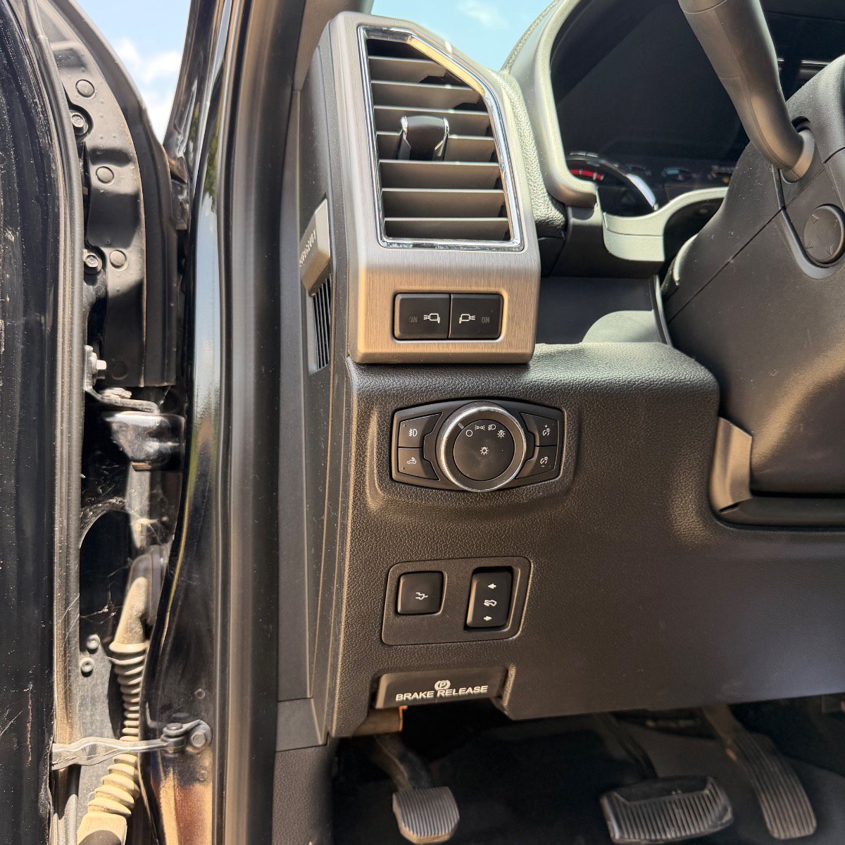 Used 2017 Ford F250 Platinum w/ FX4 Off-Road Package AWD/4WD image 12