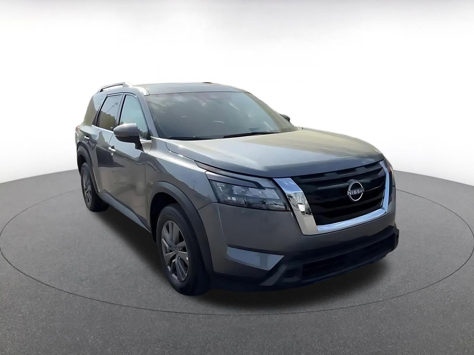 Used 2025 Nissan Pathfinder SV image 3