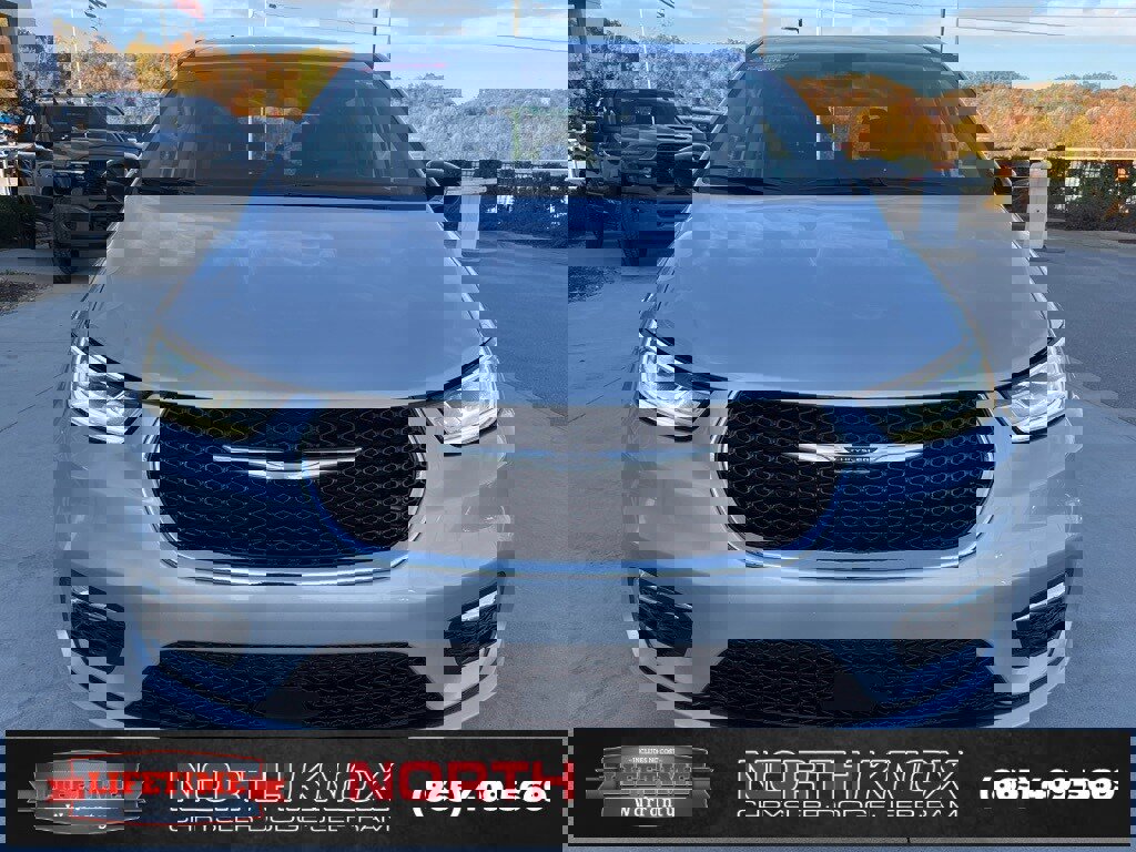 Used 2024 Chrysler Pacifica Touring-L image 33