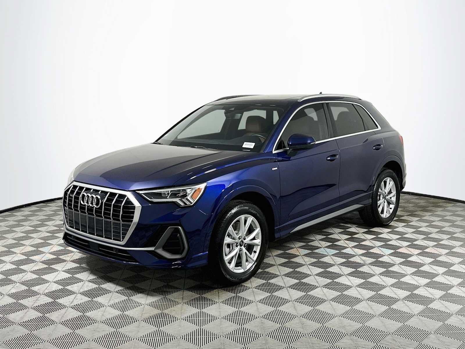 Certified 2025 Audi Q3 2.0T Premium Plus AWD/4WD image 3