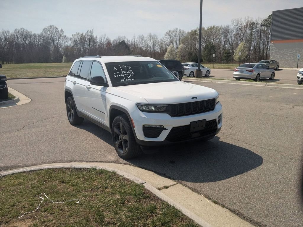 Used 2023 Jeep Grand Cherokee Limited w/ Black Appearance Package image 7