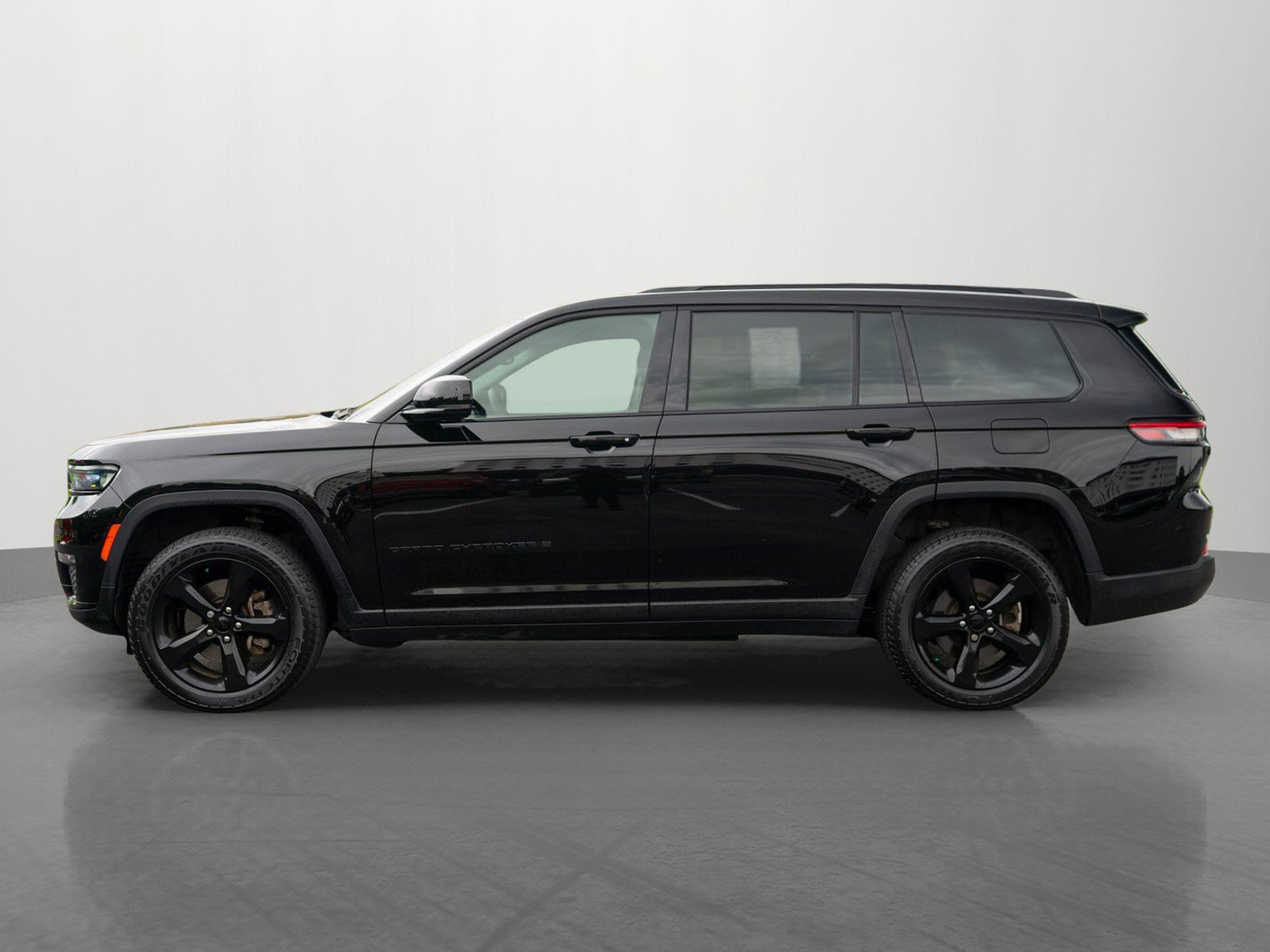 Used 2023 Jeep Grand Cherokee L Limited w/ Black Appearance Package AWD/4WD image 4