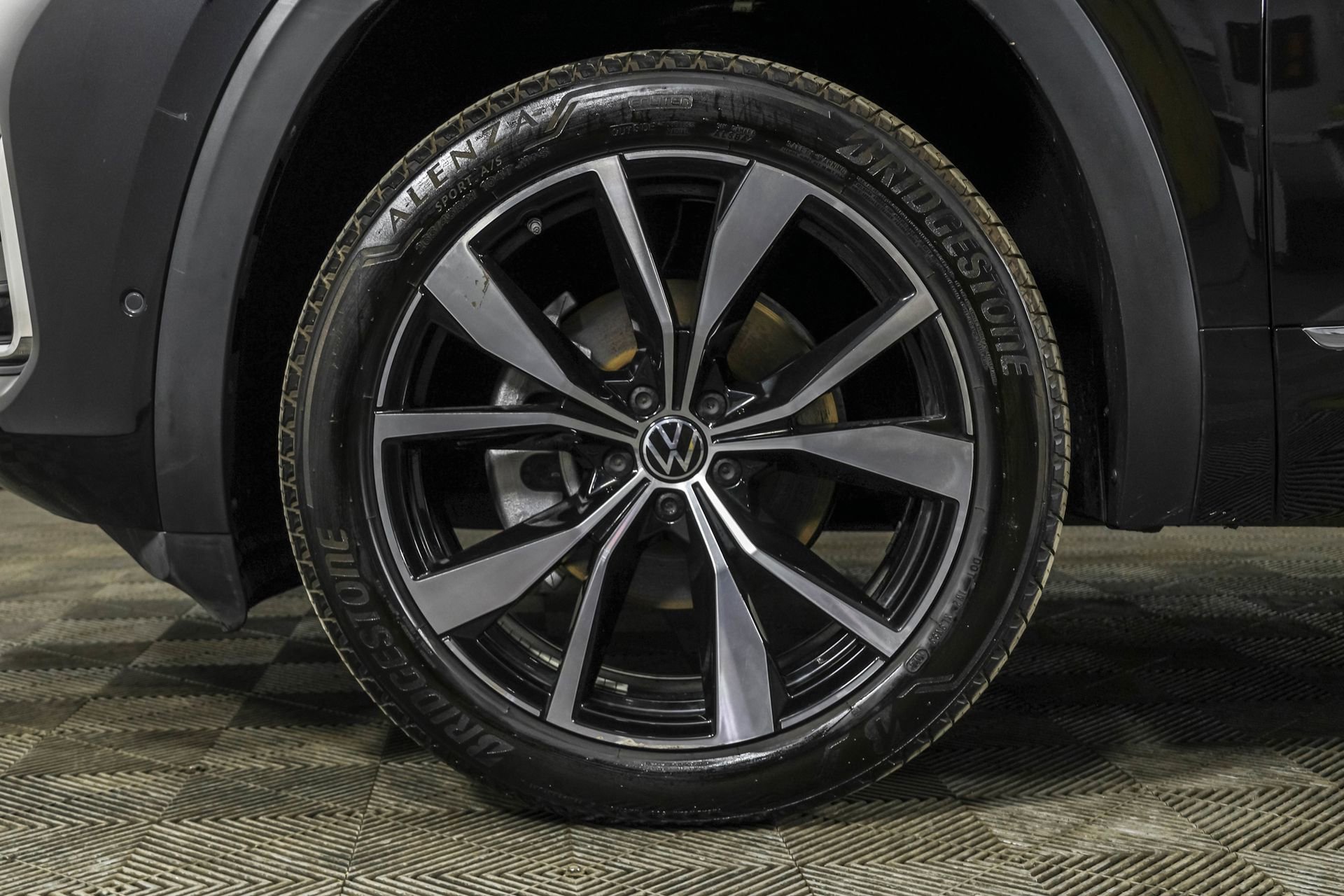 Used 2024 Volkswagen Atlas SEL Premium R-Line image 25